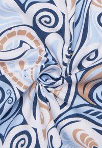 Tessuto con un motivo vorticoso in blu chiaro, blu navy e beige. Texture liscia, con intricate decorazioni e curve su uno sfondo bianco.