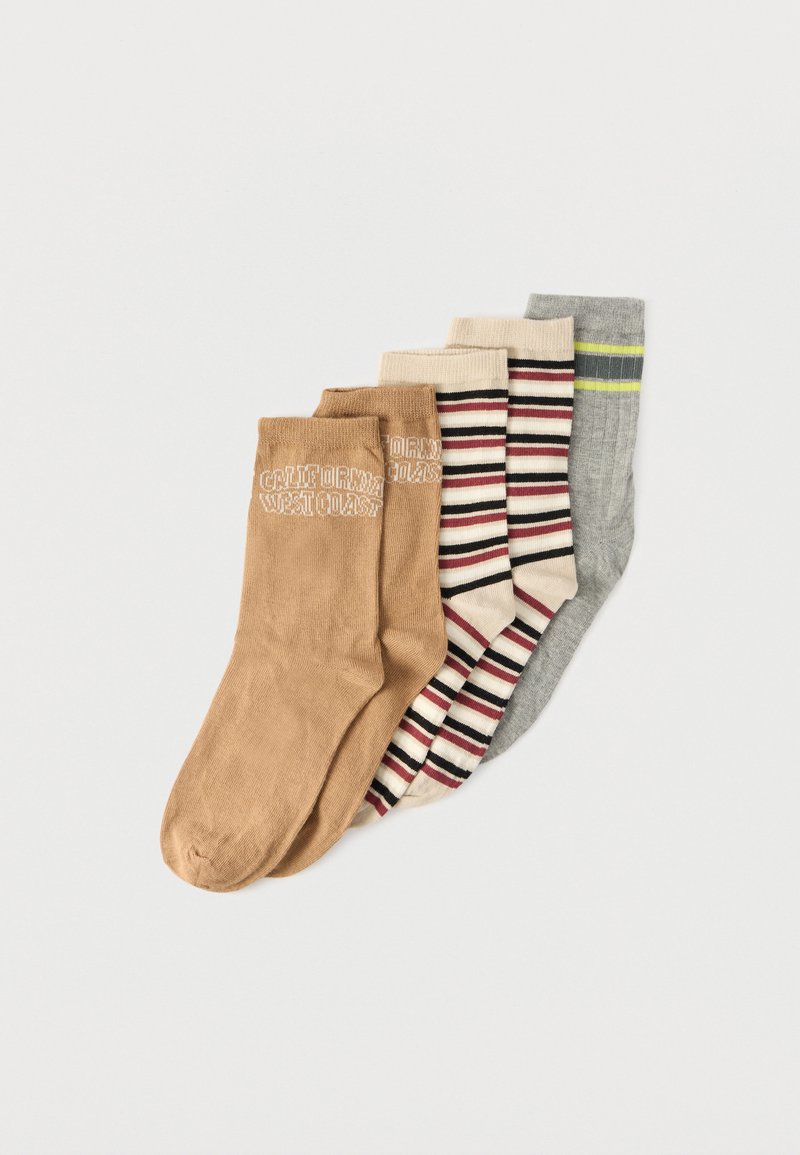 Τέσσερα ζευγάρια βαμβακερές κάλτσες: ένα μονόχρωμο μπεζ με κείμενο, ένα μπεζ και βαθυκόκκινο ριγέ σχέδιο, ένα μονόχρωμο κρεμ, και ένα γκρι με κίτρινες ρίγες.