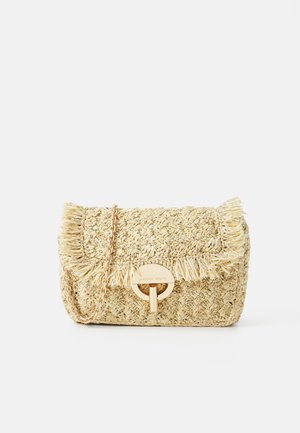 Sac à main en paille tissée de couleur beige clair avec un bord frangé, des éléments en métal doré et un fermoir circulaire ; doté d'une bandoulière en chaîne.