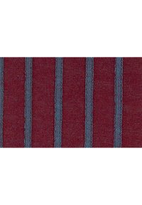 Tessuto con uno sfondo marrone scuro caratterizzato da strisce blu verticali. Il tessuto presenta una trama testurizzata, evidenziando il contrasto di colori.