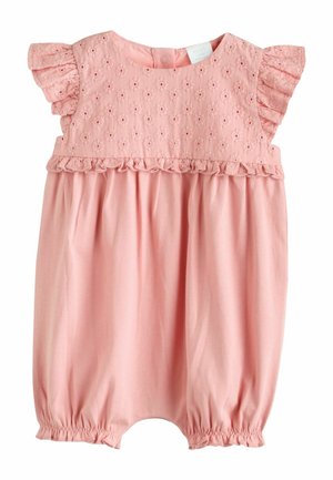 Combinaison en coton rose avec un corsage texturé, des manches volantées et des ouvertures élastiquées aux jambes. Présente une broderie florale sur la partie supérieure.