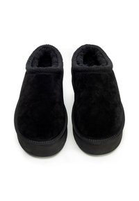 Černé semišové pantofle s měkkou, plyšovou podšívkou. Zaoblený tvar, nízký střih a texturovaná gumová podrážka pro lepší přilnavost.