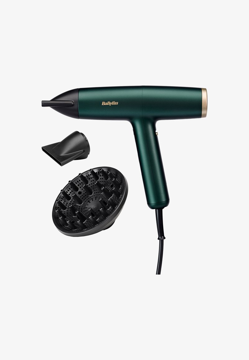 Vihreä BaByliss-hiustenkuivaaja, jossa hajotin- ja suutinlisäkkeet valkoisella taustalla