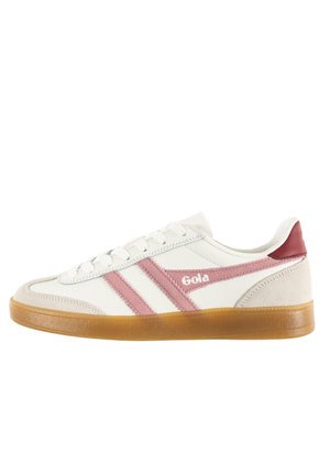 Witte sneaker met roze suède strepen, gum zool en rood hieldetail, met "Gola" branding aan de zijkant.