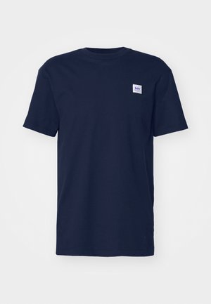 Navyblaue Baumwoll-T-Shirt mit kurzen Ärmeln, rundem Halsausschnitt und einem kleinen Logopatch auf der linken Brustseite.