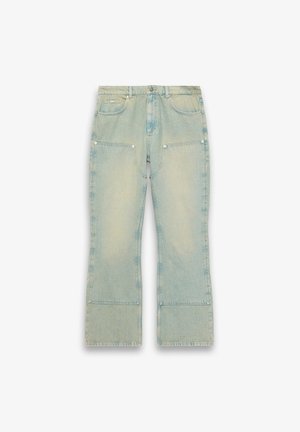Lyseblå falmede denimjeans med vide ben, store frontlommer og standard bæltestropper på en hvid baggrund.