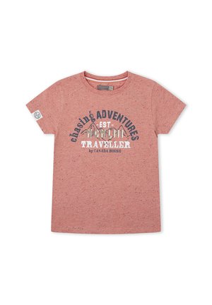 Camiseta de manga corta roja con motas, con gráfico de montaña y texto "Persiguiendo Aventuras EST. Viajero de Montaña por Canada House" en el frente.