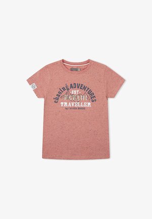 Camiseta de manga corta roja con motas, con gráfico de montaña y texto "Persiguiendo Aventuras EST. Viajero de Montaña por Canada House" en el frente.