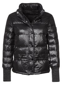 Svart pufferjacka i glänsande, quiltat material. Har hög krage, tryckknappar, fickor med dragkedja och strukturerade stickade muddar.
