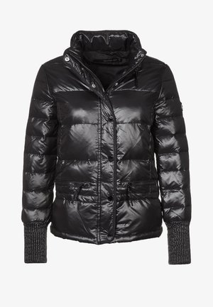 Giacca a piuma nera realizzata in materiale lucido e trapuntato. Presenta un colletto alto, bottoni a pressione, tasche con zip e polsini in maglia testurizzata.