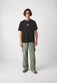 Only & Sons ONSMUNGO CHEST TEE UNISEX - T-shirt med print - black