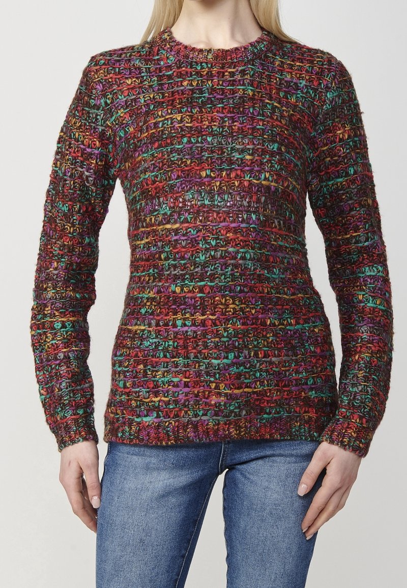 Multicolored gebreide trui met een gestructureerd patroon, met tinten rood, paars en groen. Lange mouwen en een ronde hals.
