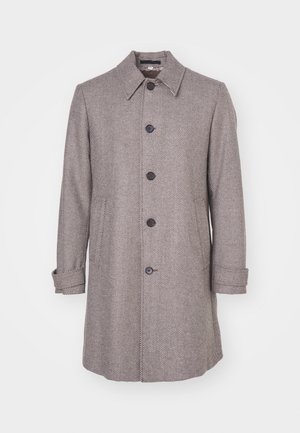 Manteau en chevrons marron avec un col, cinq boutons à l'avant et deux poches latérales. Présente des manches retroussées et un design droit.