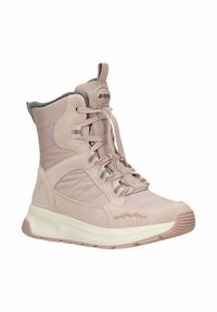 Różowe wysokie buty trekkingowe wykonane z materiału syntetycznego z teksturowanym wykończeniem. Posiada szare akcenty i grubą białą podeszwę. Sznurówki i pętla ułatwiające zakładanie.