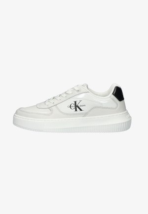 Zapatilla baja blanca con el logo de Calvin Klein Jeans en el lateral, cordones blancos y parche negro en el talón, con una suela blanca gruesa.
