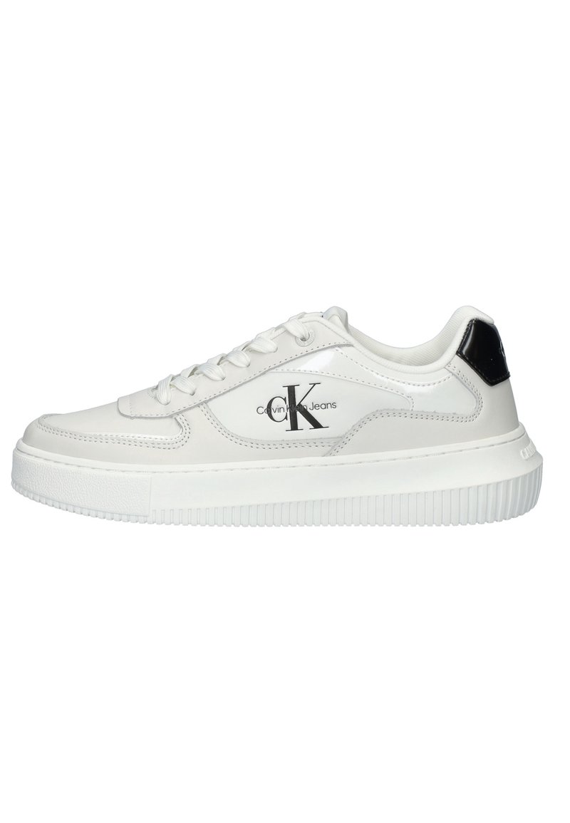 Baskets basses blanches avec logo Calvin Klein Jeans sur le côté, lacets blancs et patch noir au talon, dotées d'une semelle blanche épaisse.