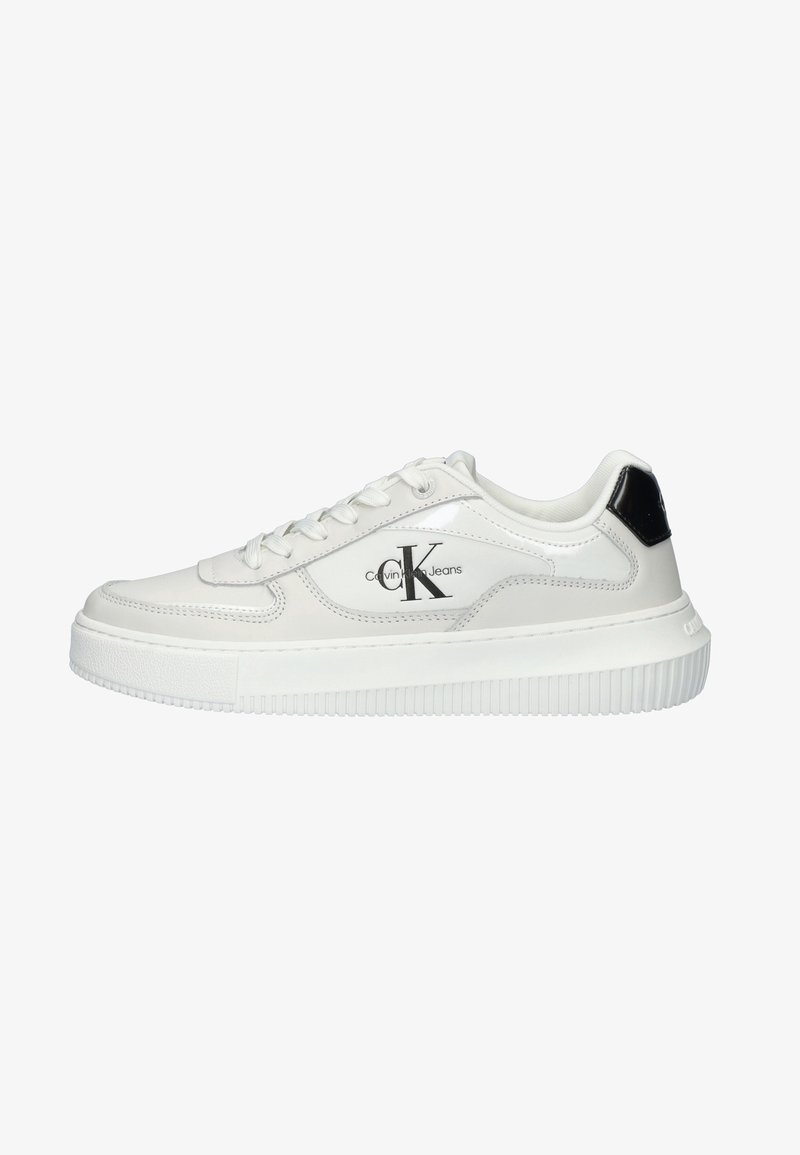 Baskets basses blanches avec logo Calvin Klein Jeans sur le côté, lacets blancs et patch noir au talon, dotées d'une semelle blanche épaisse.