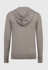 Sweat à capuche gris avec un encolure arrière arrondie, des manches longues et des bords côtelés. Le tissu semble doux avec une texture lisse.