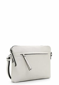 Bolso de mano de cuero blanco con una textura suave, que cuenta con un bolsillo frontal con cremallera y una correa desmontable. Acentuado con detalles en negro.