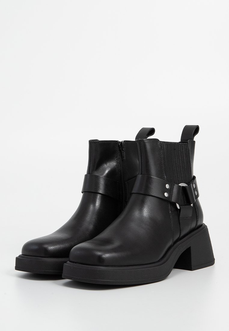 Zwarte leren enkellaarsjes met een chunky hak, voorzien van elastische zijpanelen, een voorkeursriem met metallic accenten en een ritssluiting.