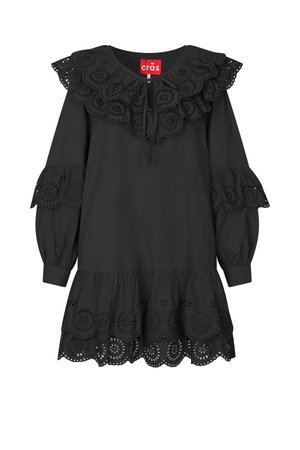 Μαύρο φόρεμα μακρυμάνικο με διακοσμητική δαντέλα με σχήμα κυματοειδούς οδοντωτής άκρης στον γιακά, τα μανίκια και το τελείωμα, με σούρες στα μανσέτα και κορδόνι στο ντεκολτέ.