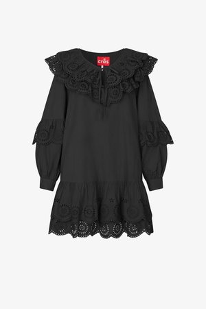 Rochie neagră cu mâneci lungi, cu dantelă ajurată cu margini ondulate pe guler, mâneci şi tiv, manşete adunate şi o fundă la decolteu.