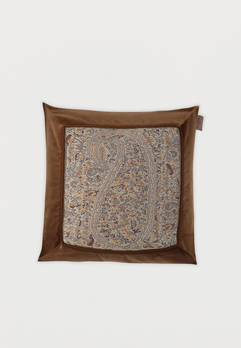 Coussin carré marron présentant des motifs complexes de paisley et floraux en tons or, gris et orange atténués sur un fond clair.