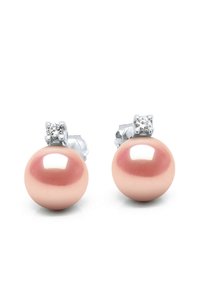 Roze parelstuds met een gladde, glanzende afwerking, versierd met kleine cubic zirconia accenten, gemonteerd op zilverkleurige steunen.