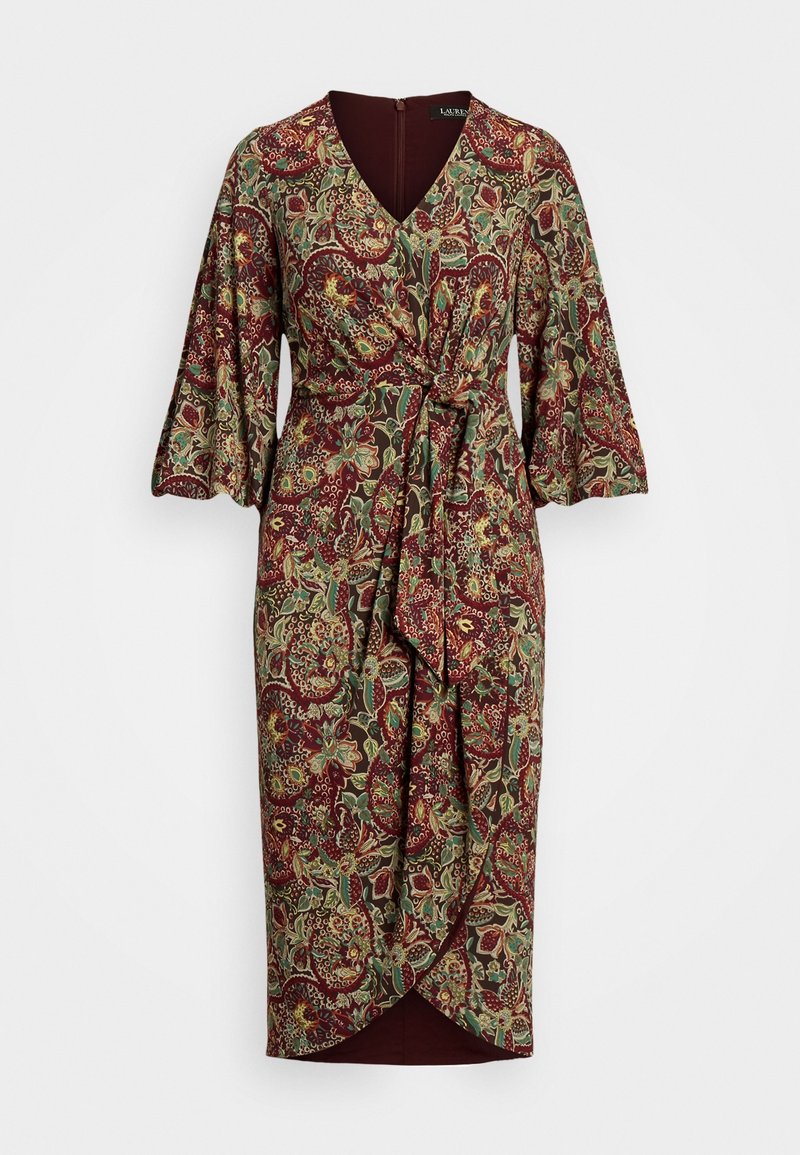 Zavinovací šaty v burgundské barvě s květinovým vzorem v zelené, žluté a krémové barvě. Mají krátké zvonové rukávy a vázání v pase pro nastavitelnou velikost.