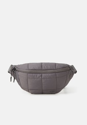 Szürke steppelt deréktáska lekerekített formával, cipzáras záródással és állítható pánttal. Párnázott textúrával és diszkrét logódíszítéssel rendelkezik.