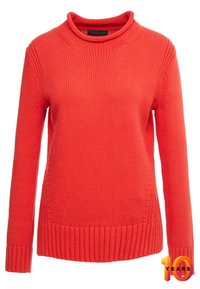 Maglione rosso lavorato a maglia con colletto alto, maniche lunghe e orlo a coste. Presenta un motivo testurizzato su tutta la superficie del tessuto.