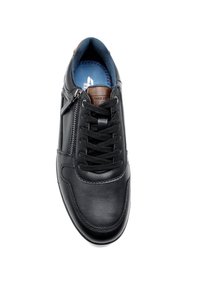 Baskets en cuir noir avec une texture lisse, dotées d'un design à lacets, d'une fermeture éclair sur le côté et d'une semelle intérieure bleu. Accent en cuir marron sur la languette.