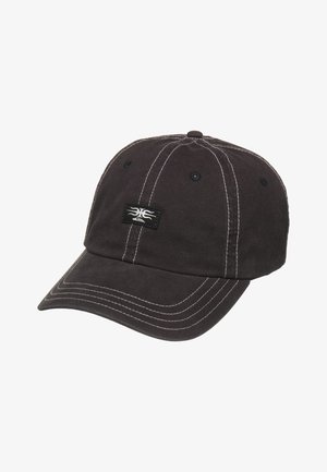 Schwarze Mütze mit gebogenem Schirm, kontrastierender weißer Naht und Logo-Patch. Der Stoff wirkt robust und strukturiert.