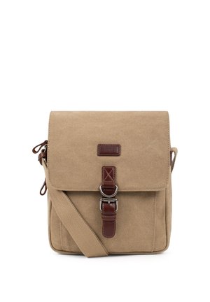 Sac à bandoulière en toile beige avec sangle à boucle en cuir marron et bandoulière en tissu réglable, forme rectangulaire avec fermeture à rabat.