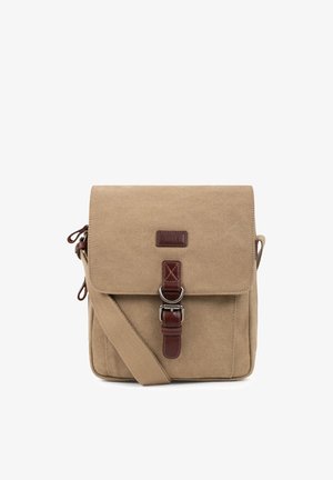Sac à bandoulière en toile beige avec sangle à boucle en cuir marron et bandoulière en tissu réglable, forme rectangulaire avec fermeture à rabat.