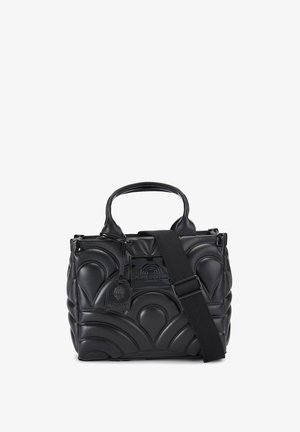 Zwarte handtas met een textuur, voorzien van een puffy, gegolfd ontwerp, dubbele handvatten en een afneembare schouderriem. Heeft een logo plaatje en een gladde afwerking.