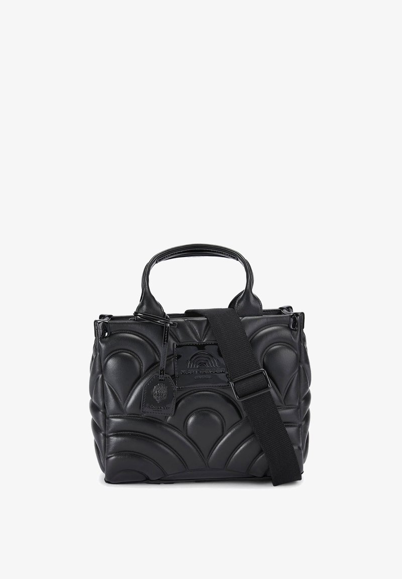 Sac à main noir texturé avec un design ondulé et rembourré, deux poignées et une bandoulière amovible. Il présente une plaque de logo et une finition lisse.