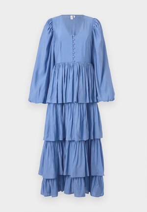 Robe bleue plissée en tissu doux, dotée d'un décolleté en V, de longues manches bouffantes et de détails en boutons le long du buste.