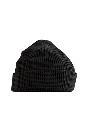 Schwarze gestrickte Mütze mit Umschlagbündchen und strukturiertem Waffelmuster vor weißem Hintergrund.