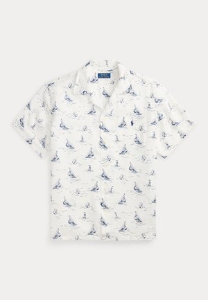 Biała krótka koszula zapinana na guziki z niebieskim wzorem żaglówki, latarni morskiej i kotwicy, z kieszenią na piersi i logo Polo Ralph Lauren.
