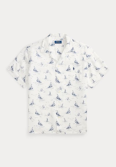 Chemise blanche à manches courtes boutonnée, avec motif bleu de voilier, phare et ancre, dotée d’une poche poitrine et du logo Polo Ralph Lauren.