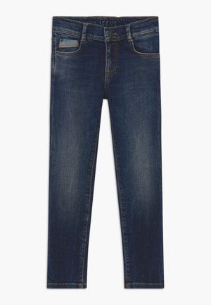 Jean slim bleu foncé avec détails délavés, bouton devant, fermeture éclair, deux poches avant et une poche à monnaie sur fond blanc.