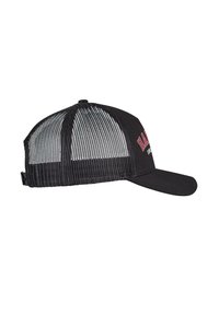 Schwarze Baseballmütze mit einem festen Vorderteil und einem Netzrücken. Mit einem gebogenen Schirm und rotem Text auf der Vorderseite. Verstellbarer Riemen hinten.