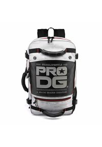 Mochila con un diseño en blanco y negro, que presenta un gran logotipo gris, acentos rojos y múltiples compartimentos con cremallera. Fabricada con tejido duradero y correas ergonómicas.