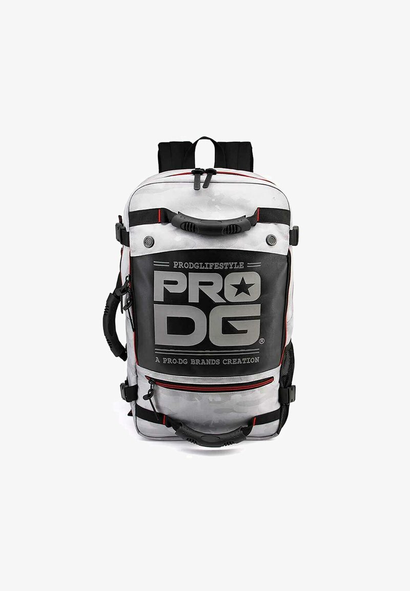 Mochila con un diseño en blanco y negro, que presenta un gran logotipo gris, acentos rojos y múltiples compartimentos con cremallera. Fabricada con tejido duradero y correas ergonómicas.