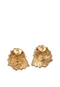 Boucles d'oreilles dorées en forme de coquillages ouverts, présentant des détails texturés et une fermeture sécurisée en haut, avec un logo de marque visible.