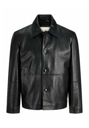 Chaqueta de cuero negro con botones delanteros, cuello clásico, mangas largas y bolsillos laterales, exhibida sobre fondo blanco.