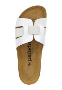 Sandale glissante blanche avec une bande en tissu rembourrée et des sangles en cuir, dotée d'une semelle intérieure rembourrée et d'une semelle de couleur naturelle.