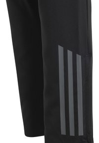Zwarte sportbroek van synthetisch materiaal, met reflecterende grijze strepen langs de zijkant, met een gladde textuur en een taps toelopend ontwerp.
