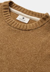 Maglione marrone a maglia con scollatura rotonda a coste. Presenta un'etichetta tessuta e una finitura strutturata, che mette in mostra un aspetto caldo e morbido.